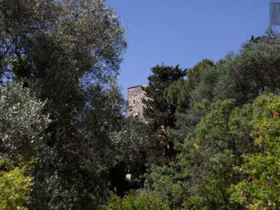 Dopo pochi passi la guida ci invita per� a guardare in alto. Notiamo una costruzione in pietra: l'ex monastero dei Cappuccini, fondato tra il 1535 e il 1536